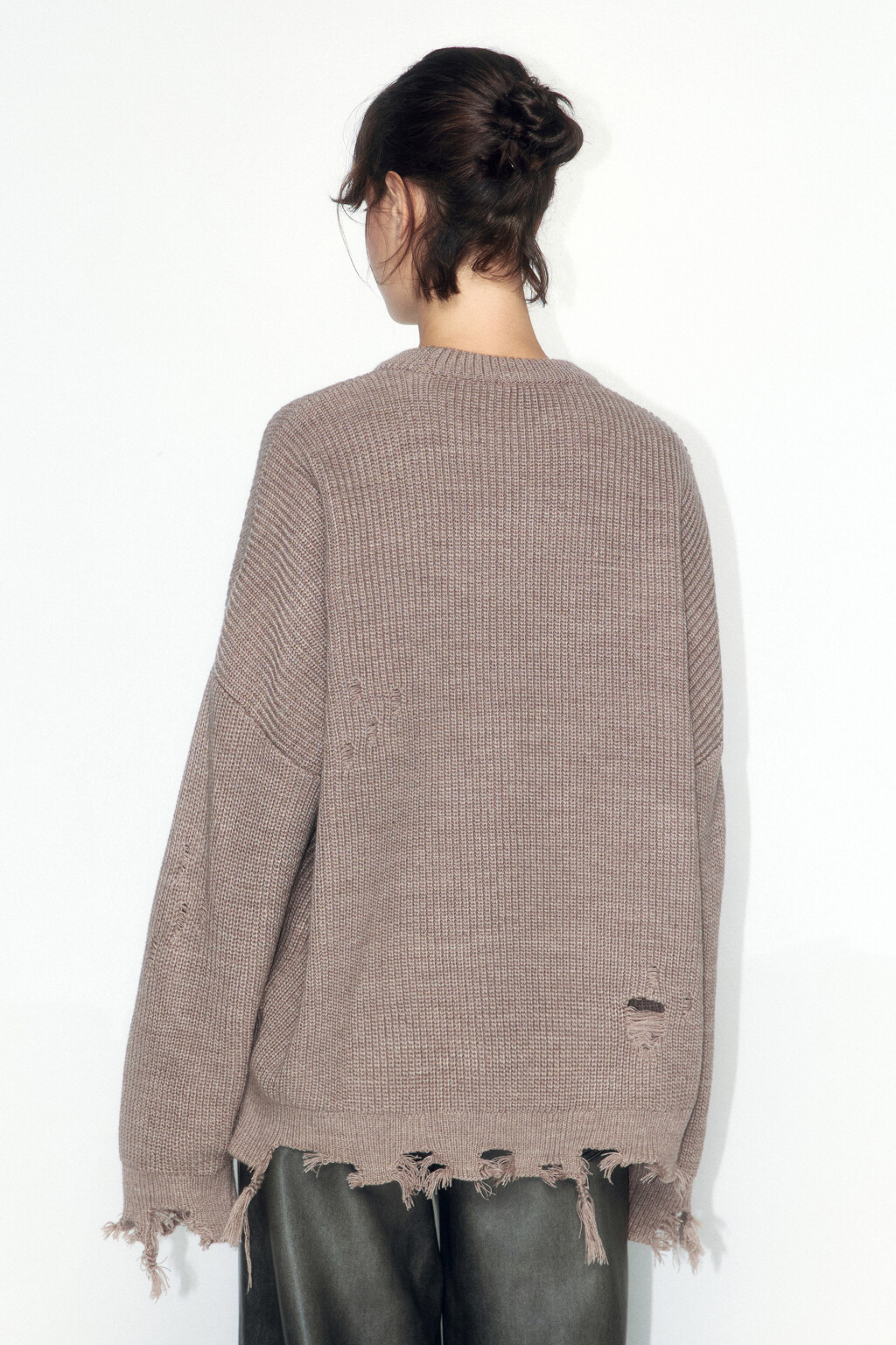 Джемпер вязаный рваный в рубчик - цвет бежевый - 5