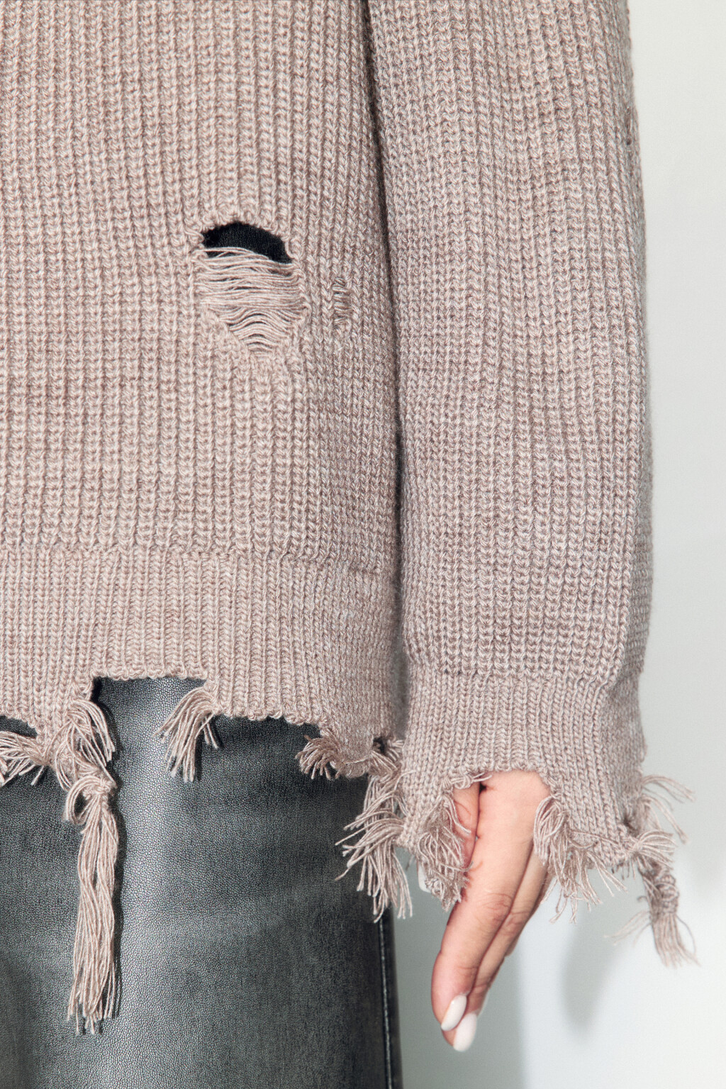 Джемпер вязаный рваный в рубчик - цвет бежевый - 8