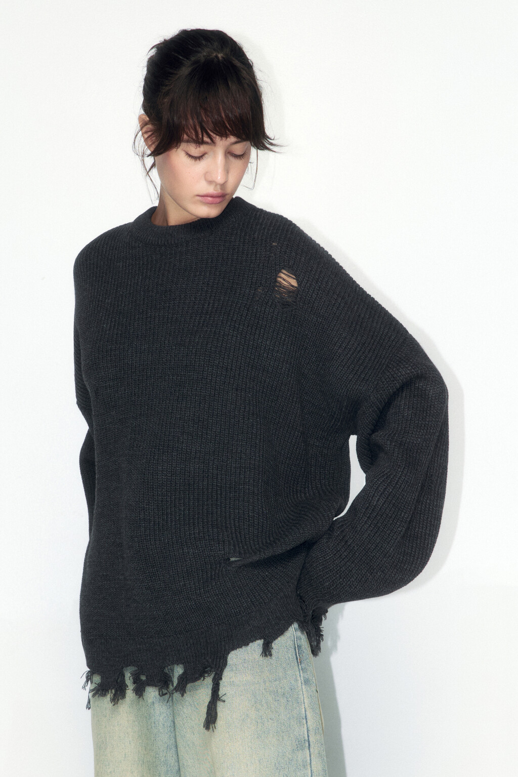 Джемпер вязаный рваный в рубчик - цвет серый - 3