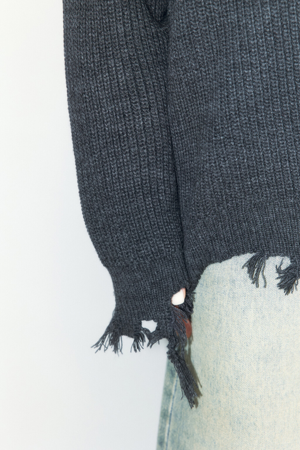 Джемпер вязаный рваный в рубчик - цвет серый - 7