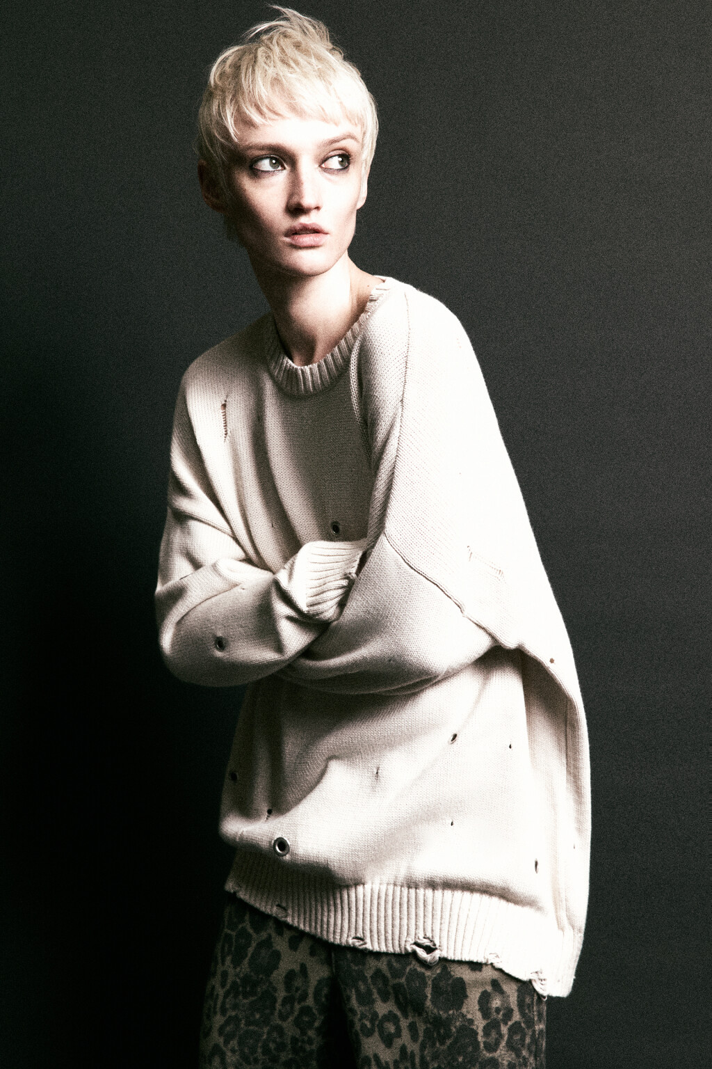 Джемпер рваный с металлическими люверсами - цвет бежевый - 1