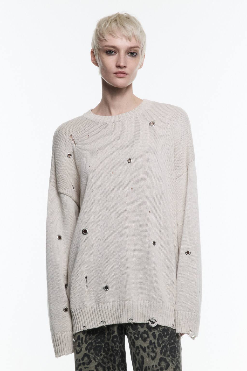 Джемпер рваный с металлическими люверсами - цвет бежевый - 2