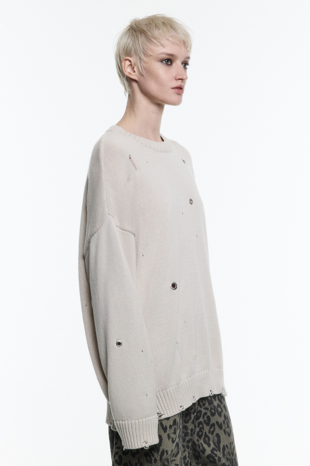 Джемпер рваный с металлическими люверсами - цвет бежевый - 3