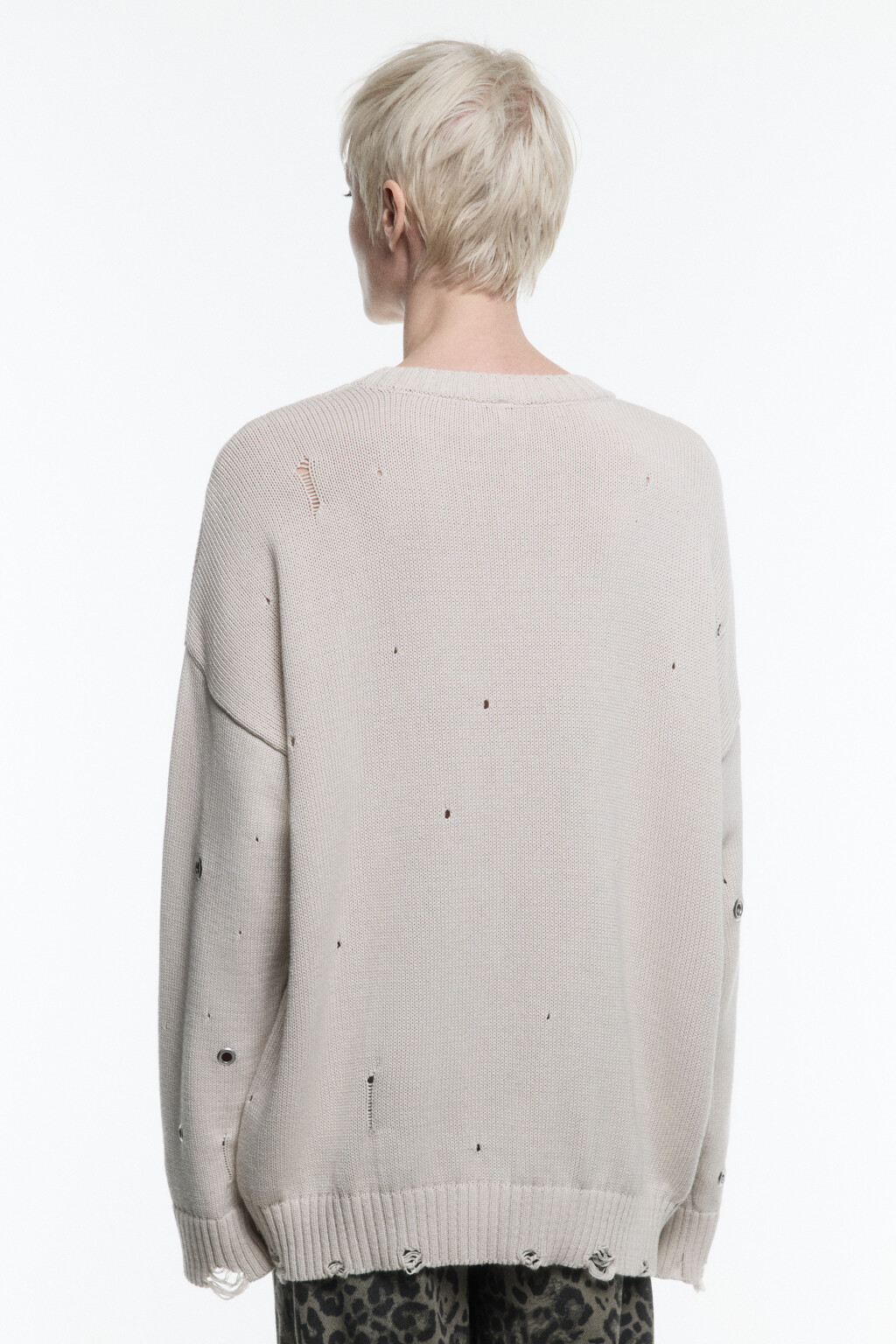 Джемпер рваный с металлическими люверсами - цвет бежевый - 4