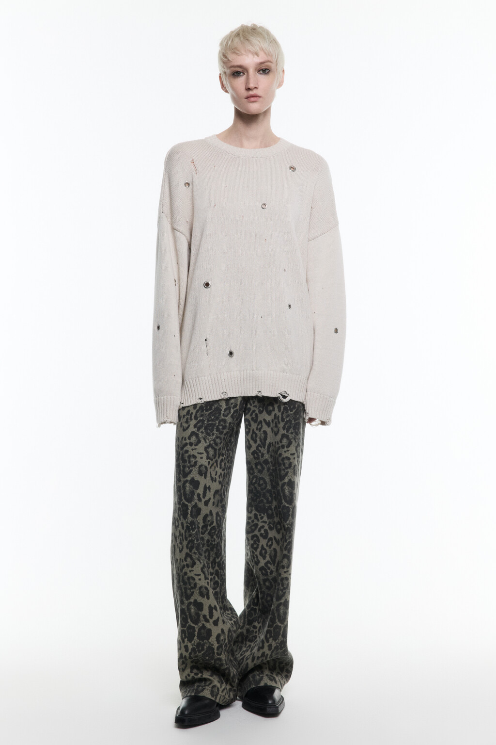 Джемпер рваный с металлическими люверсами - цвет бежевый - 5