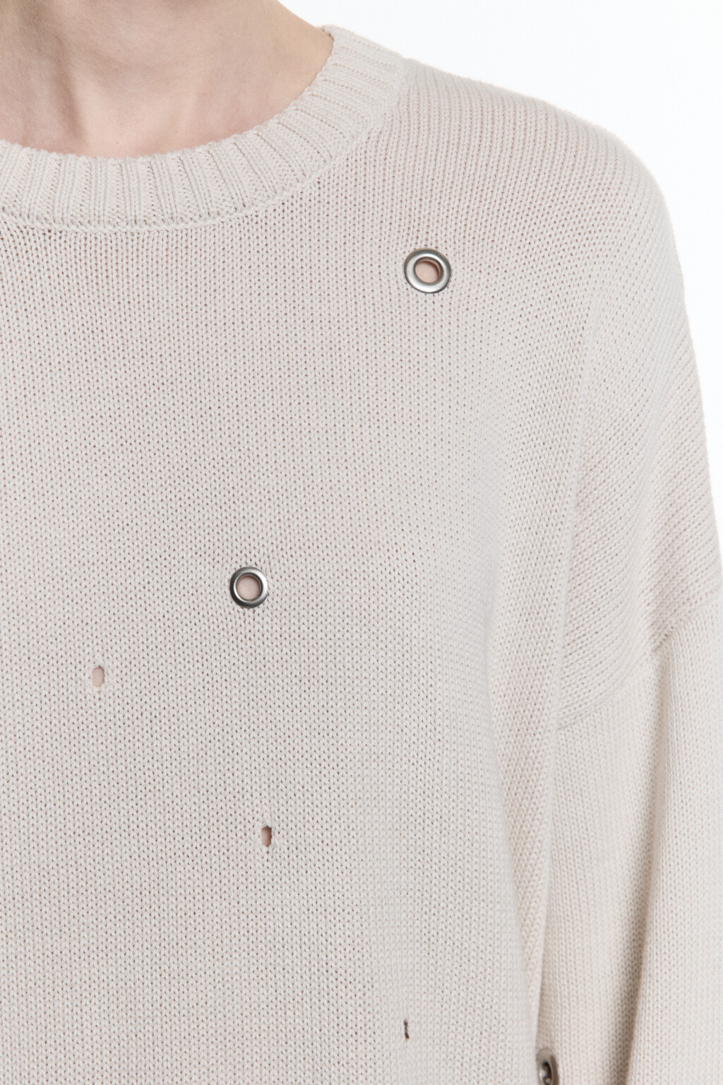 Джемпер рваный с металлическими люверсами - цвет бежевый - 6