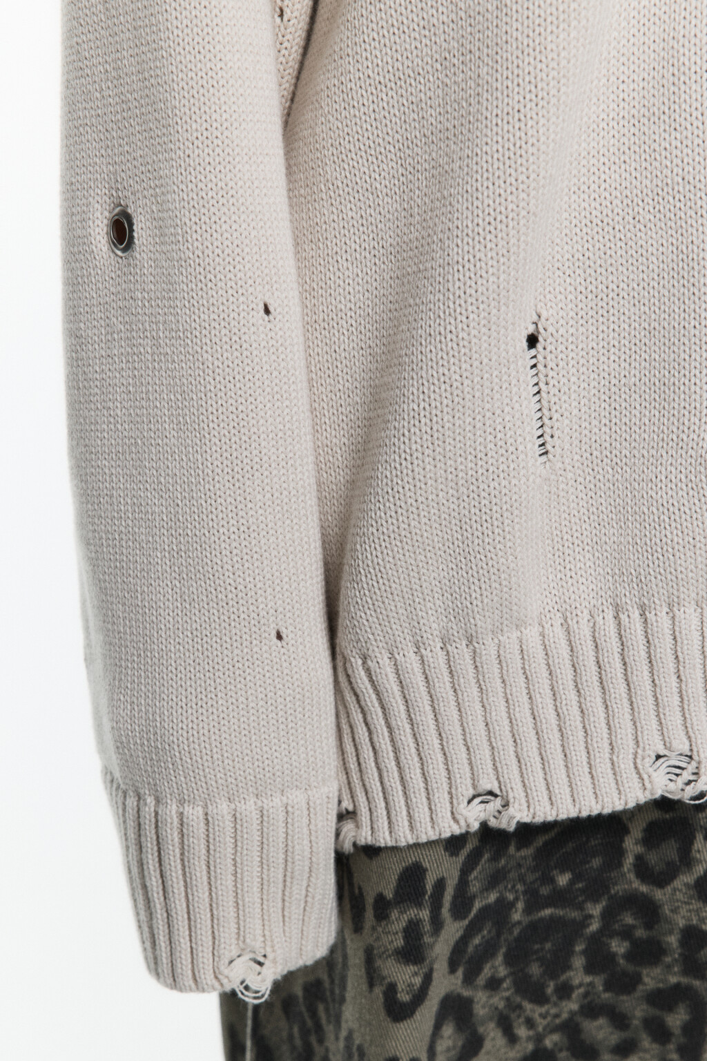 Джемпер рваный с металлическими люверсами - цвет бежевый - 7