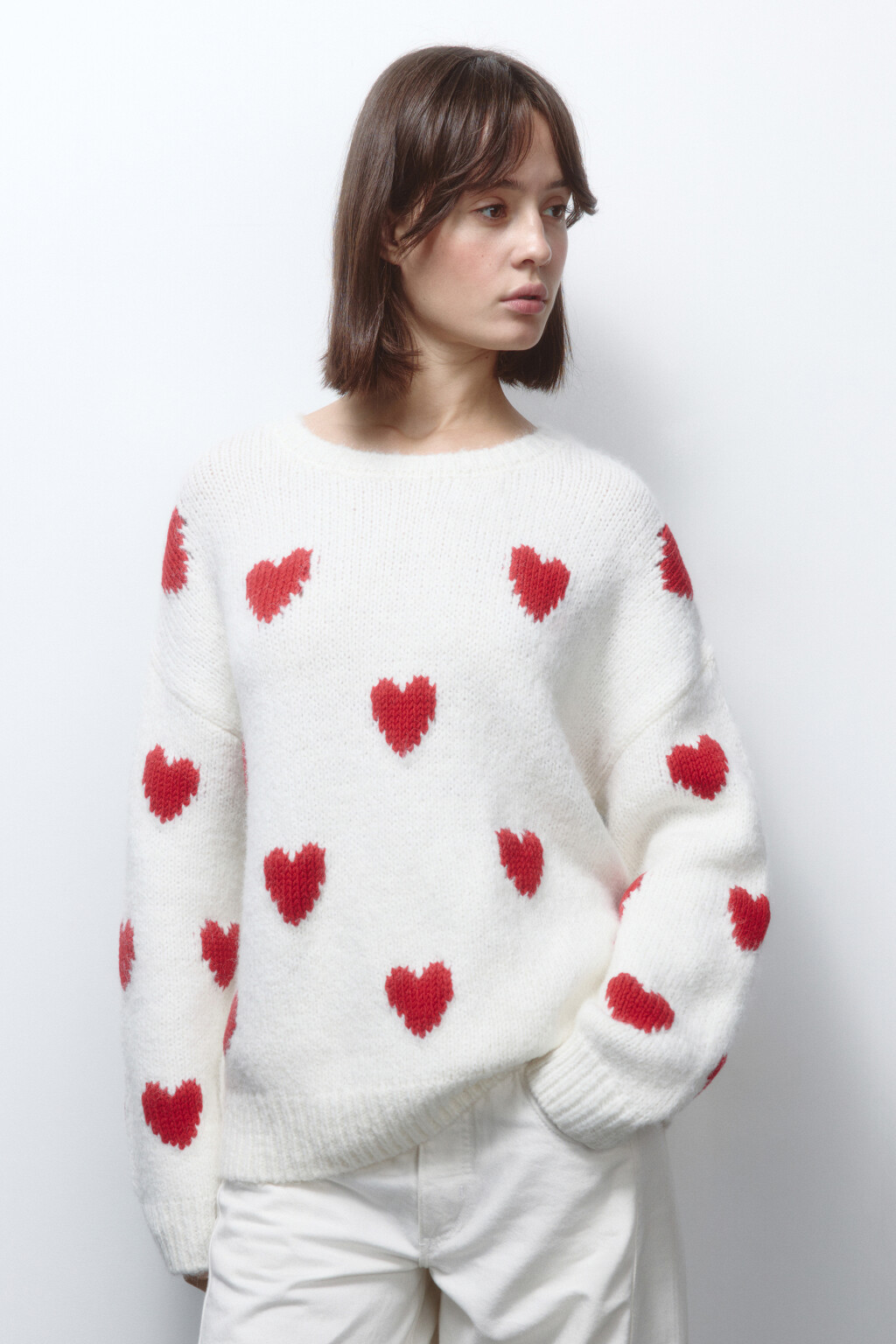 Джемпер вязаный свободный с сердечками - цвет белый - 2