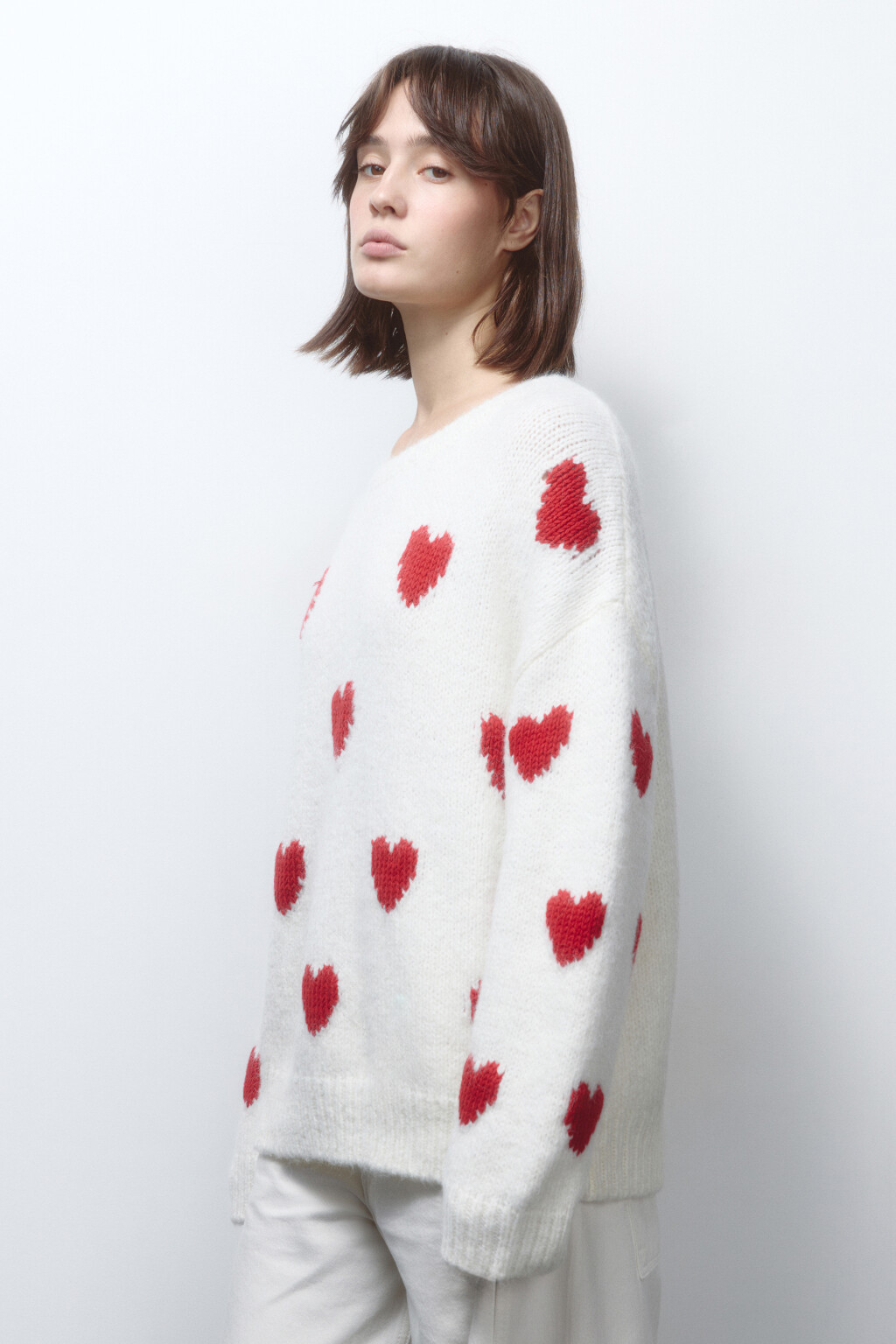 Джемпер вязаный свободный с сердечками - цвет белый - 3