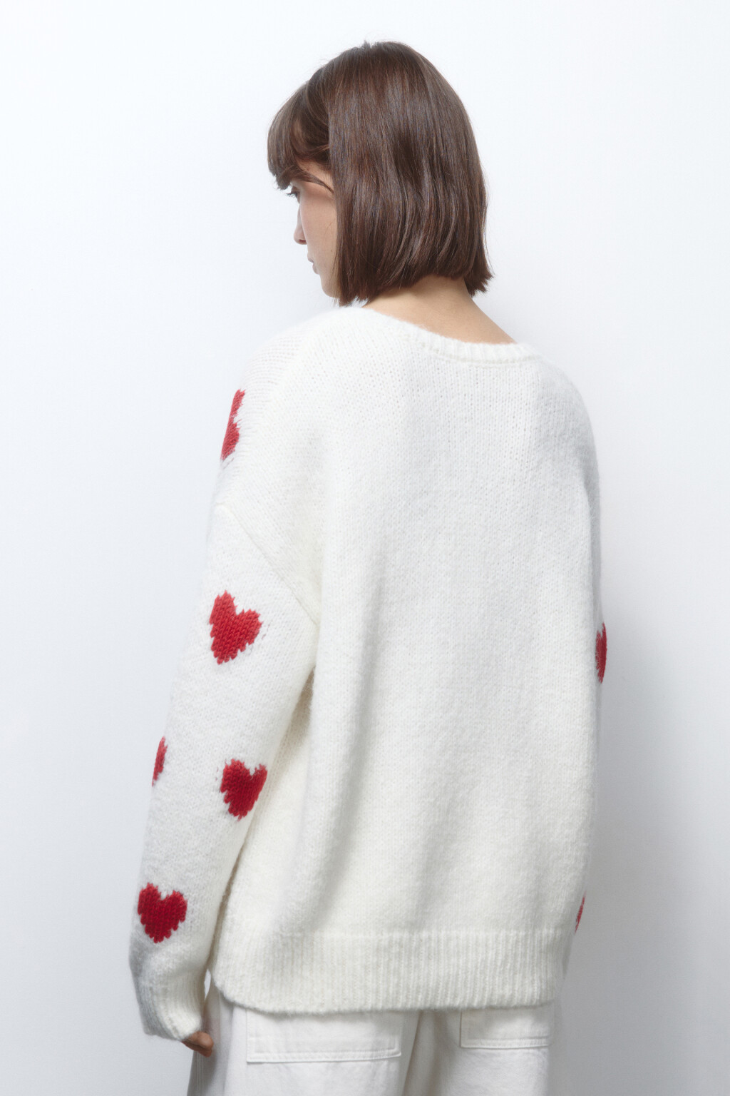 Джемпер вязаный свободный с сердечками - цвет белый - 4