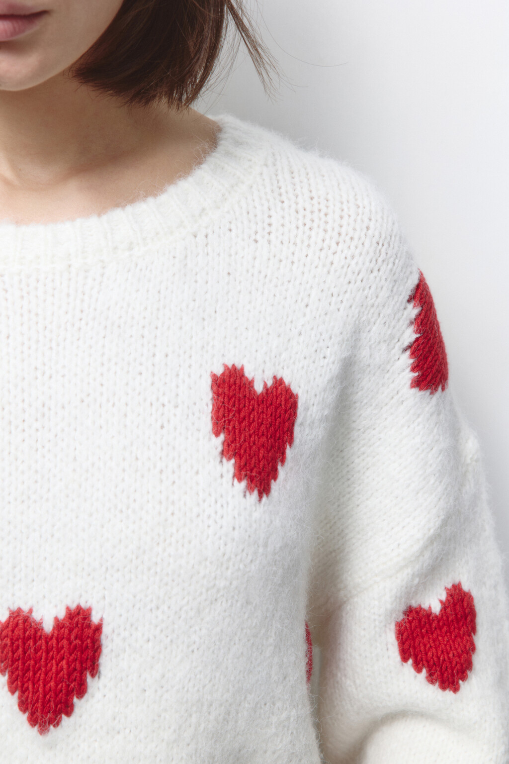 Джемпер вязаный свободный с сердечками - цвет белый - 6