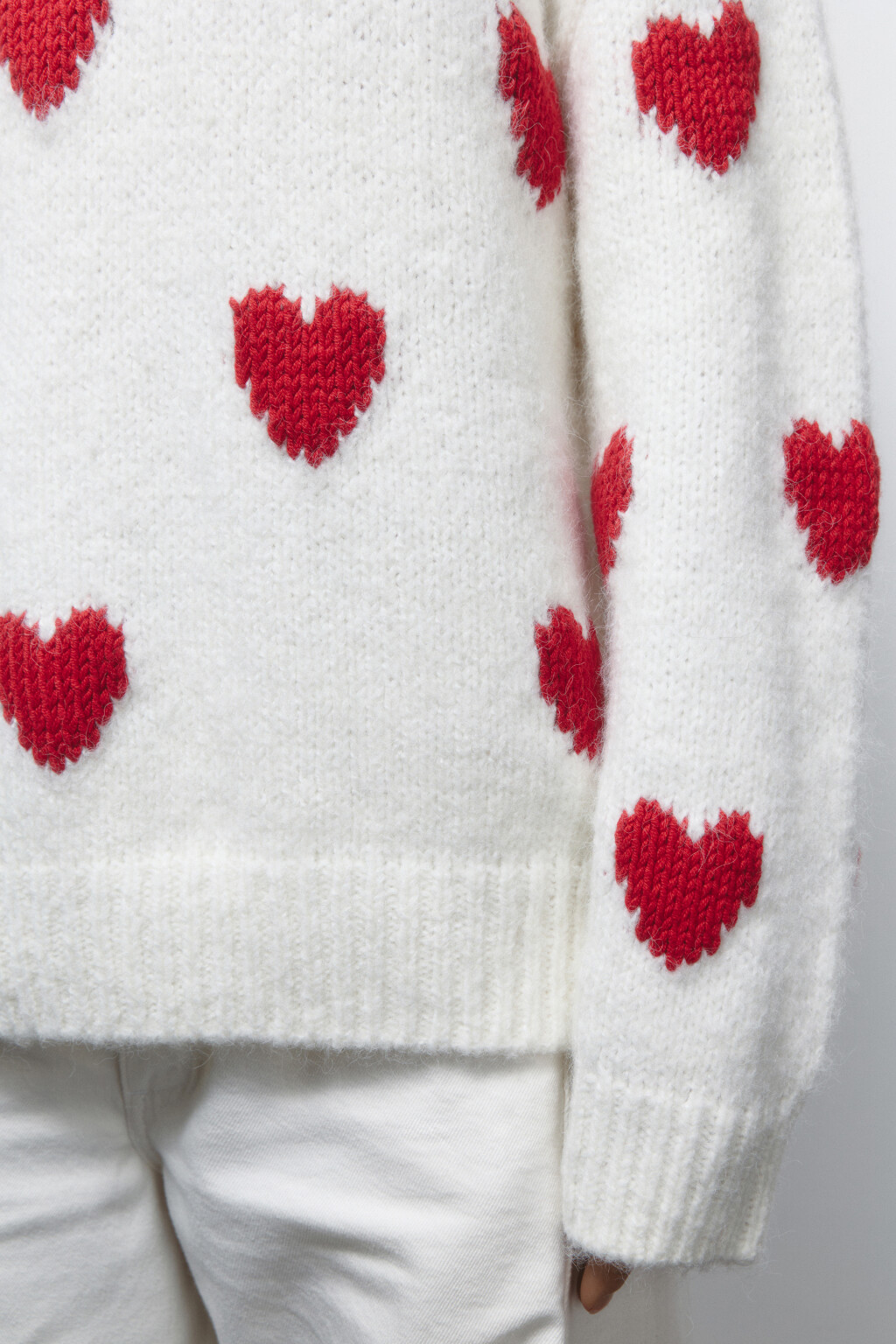Джемпер вязаный свободный с сердечками - цвет белый - 7