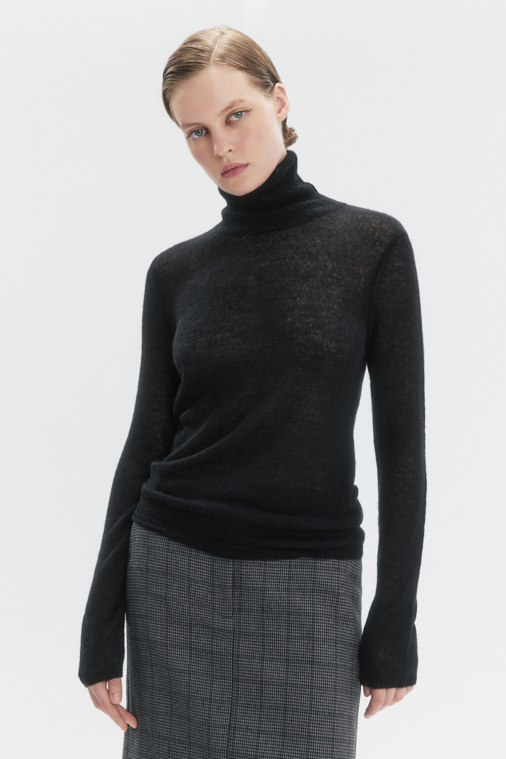 Свитер-водолазка тонкой вязки с шерстью - цвет черный - 2