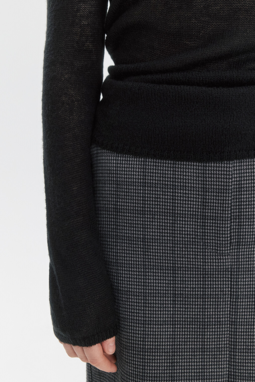 Свитер-водолазка тонкой вязки с шерстью - цвет черный - 7