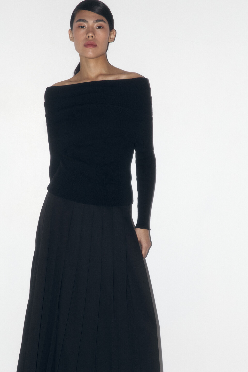 Топ-лонгслив в рубчик с открытыми плечами - цвет черный - 1