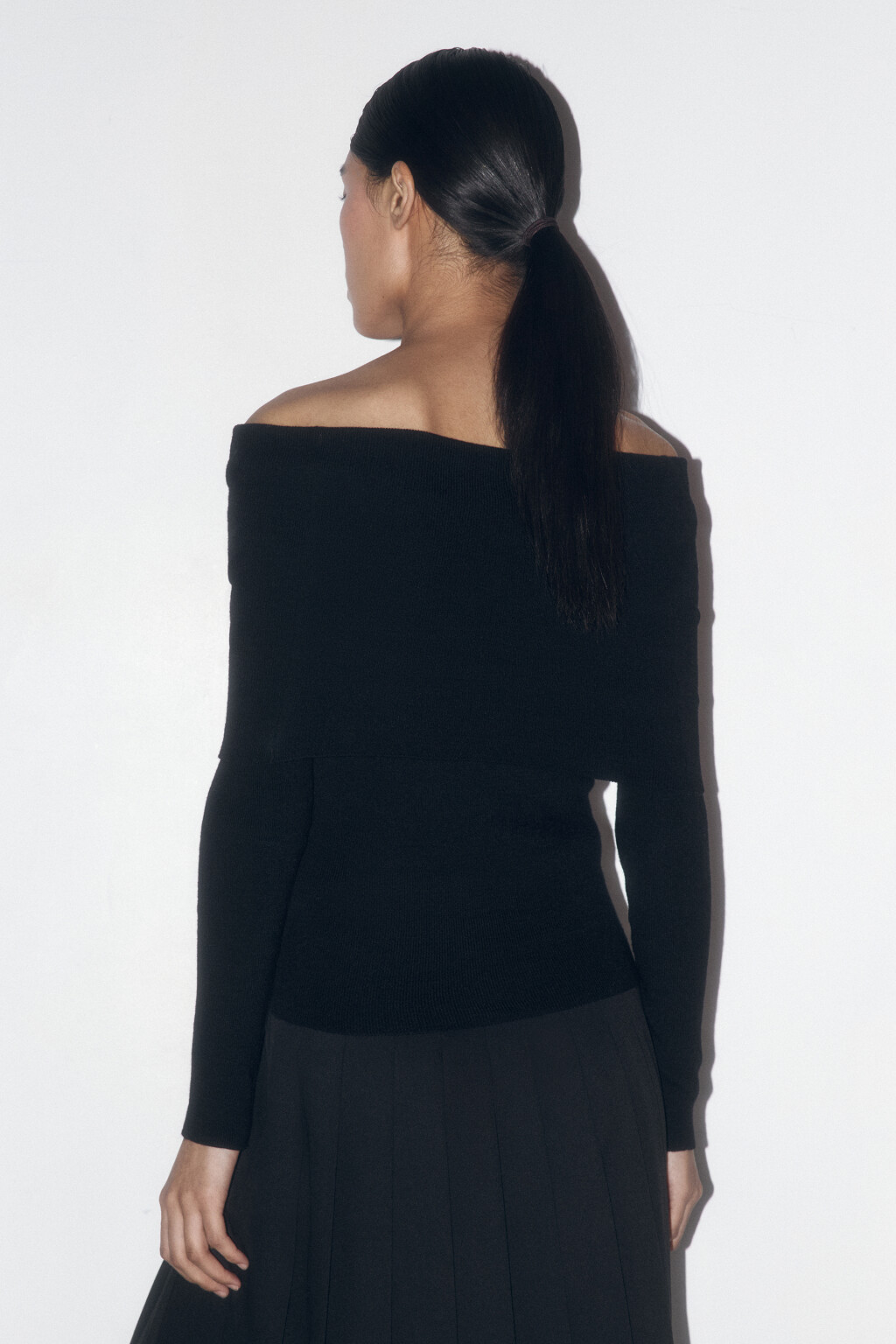 Топ-лонгслив в рубчик с открытыми плечами - цвет черный - 4