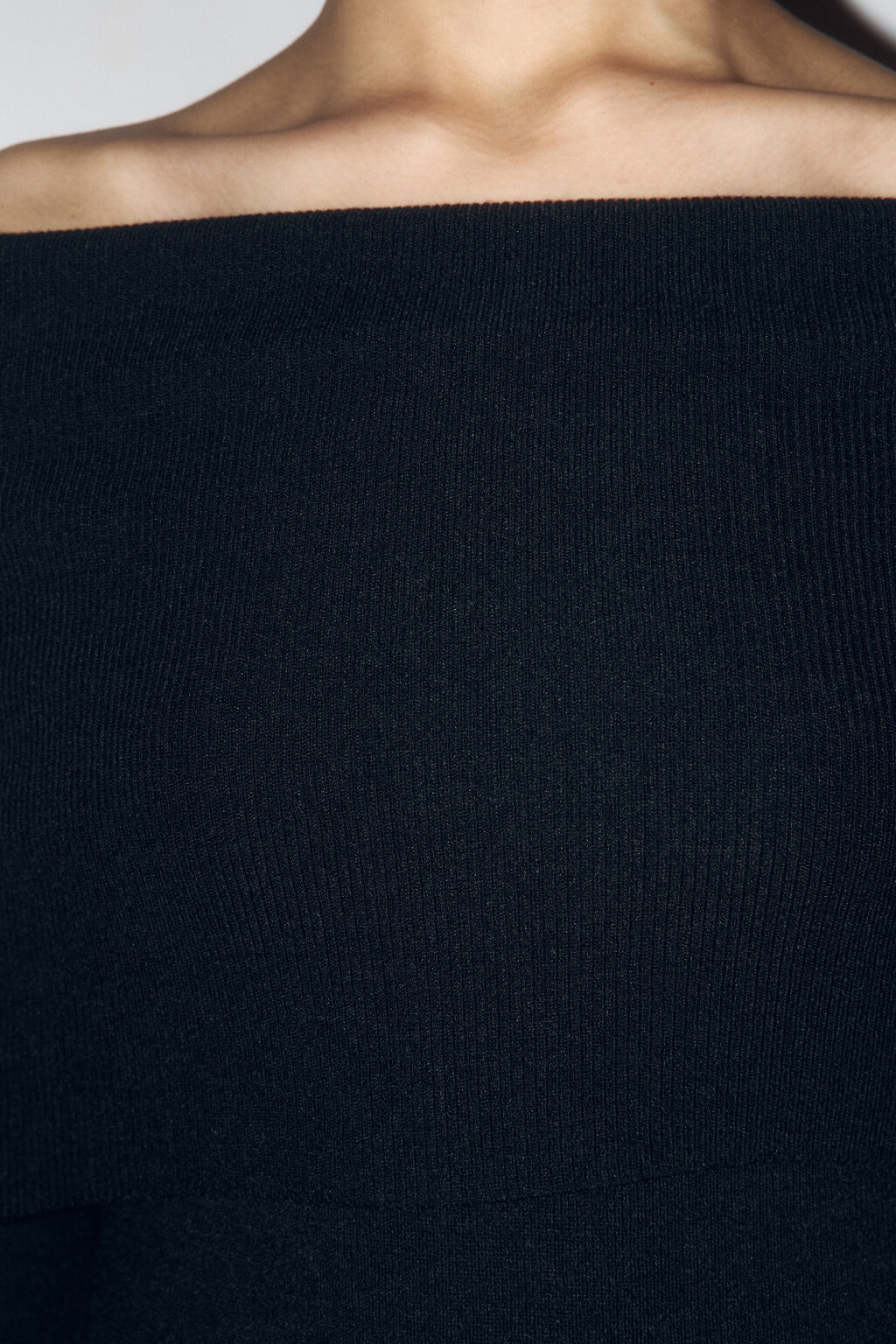 Топ-лонгслив в рубчик с открытыми плечами - цвет черный - 6