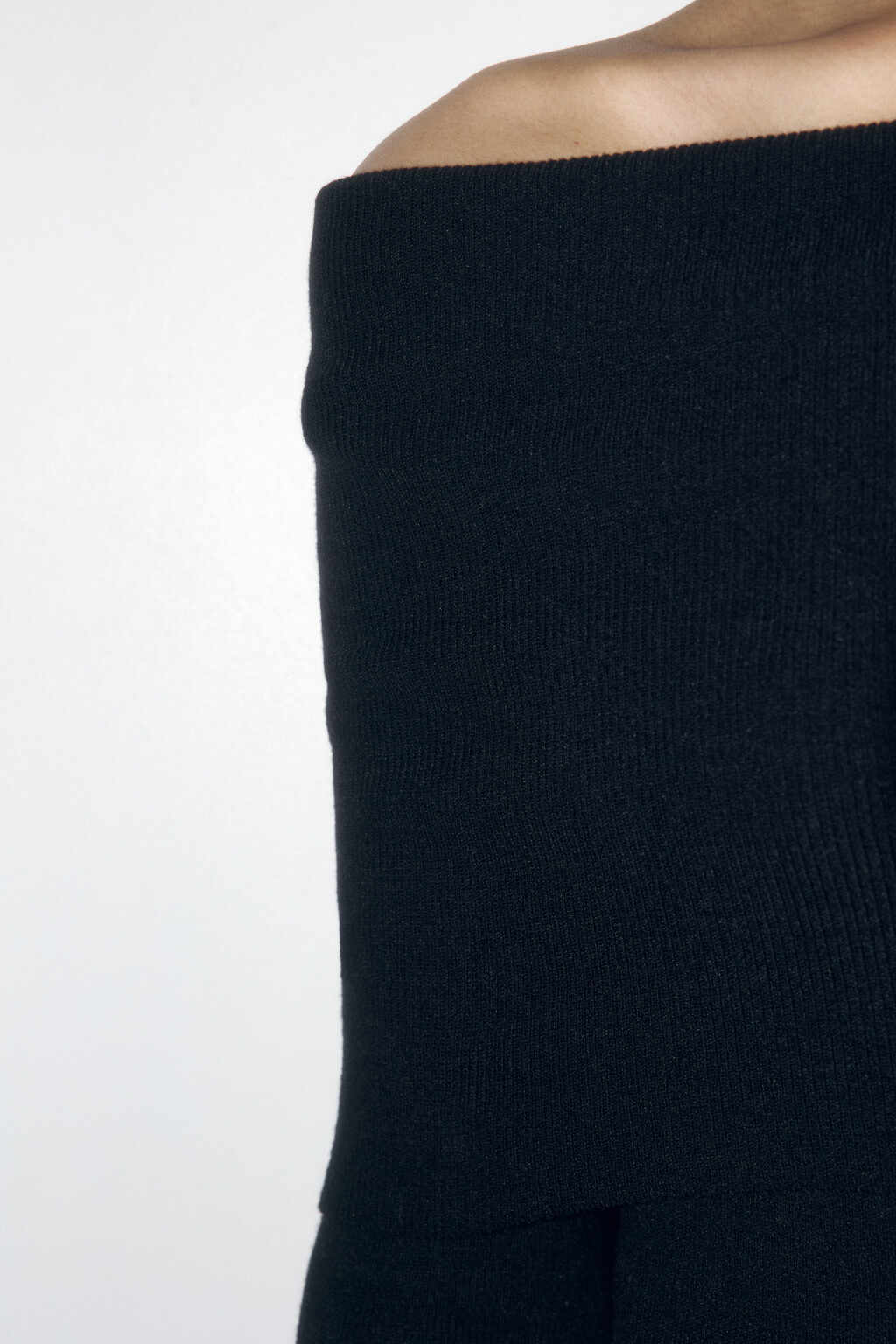 Топ-лонгслив в рубчик с открытыми плечами - цвет черный - 7