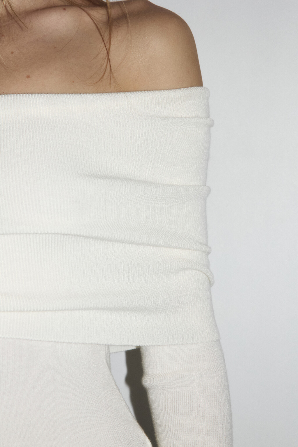 Топ-лонгслив в рубчик с открытыми плечами - цвет молочный - 5