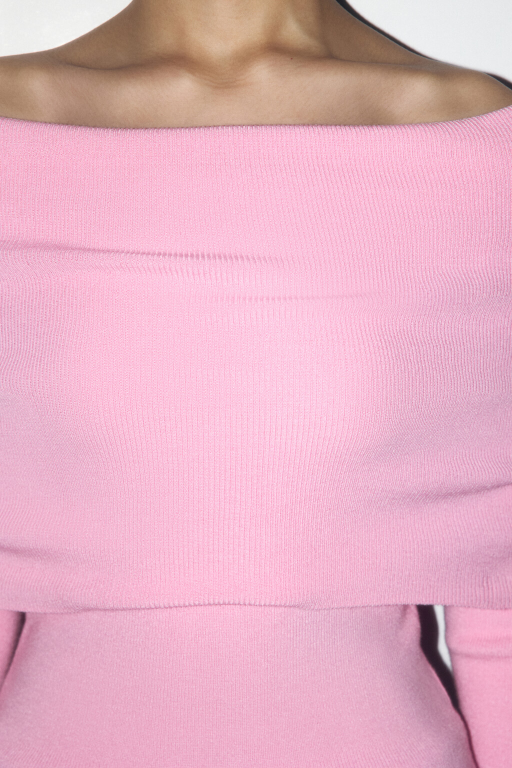 Топ-лонгслив в рубчик с открытыми плечами - цвет розовый - 6
