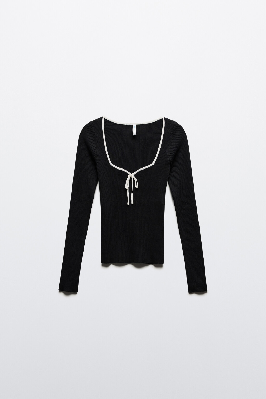 Лонгслив облегающий с фигурным вырезом и бантиком - цвет черный - 8