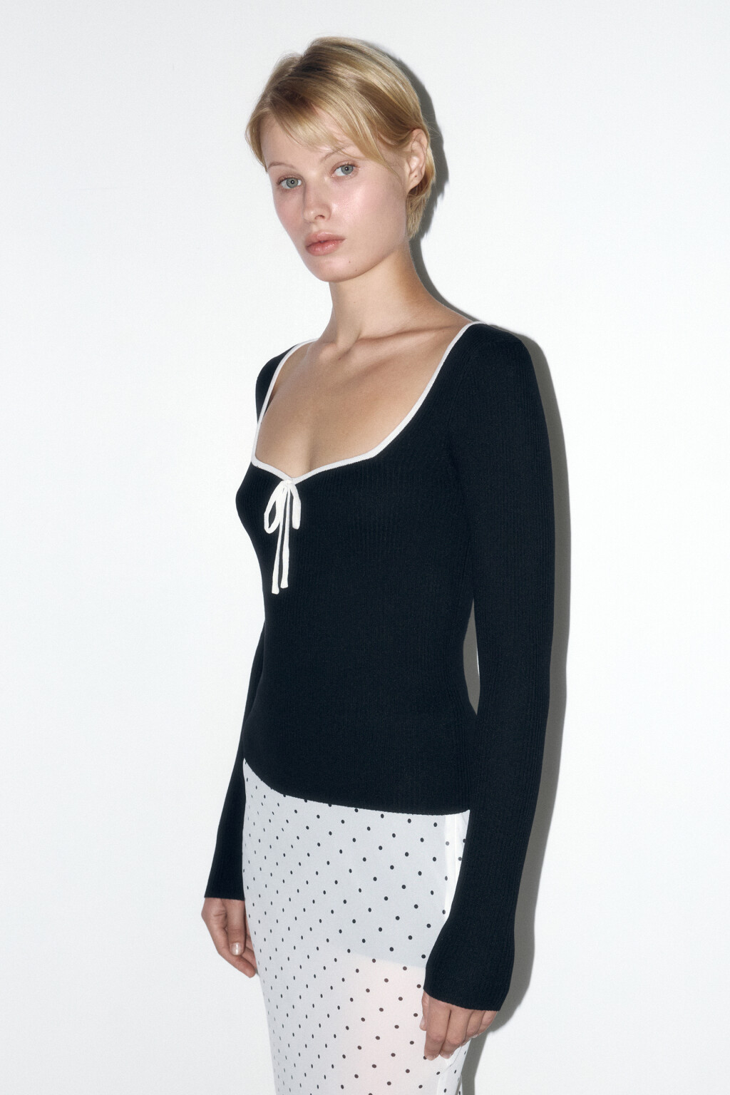 Лонгслив облегающий с фигурным вырезом и бантиком - цвет черный - 2