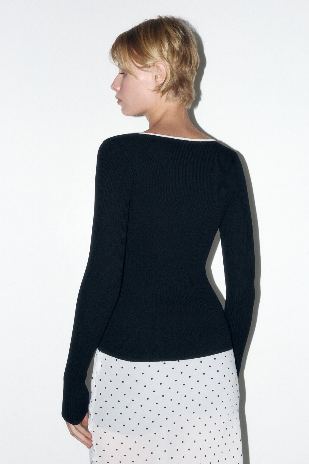 Лонгслив облегающий с фигурным вырезом и бантиком - цвет черный - 4