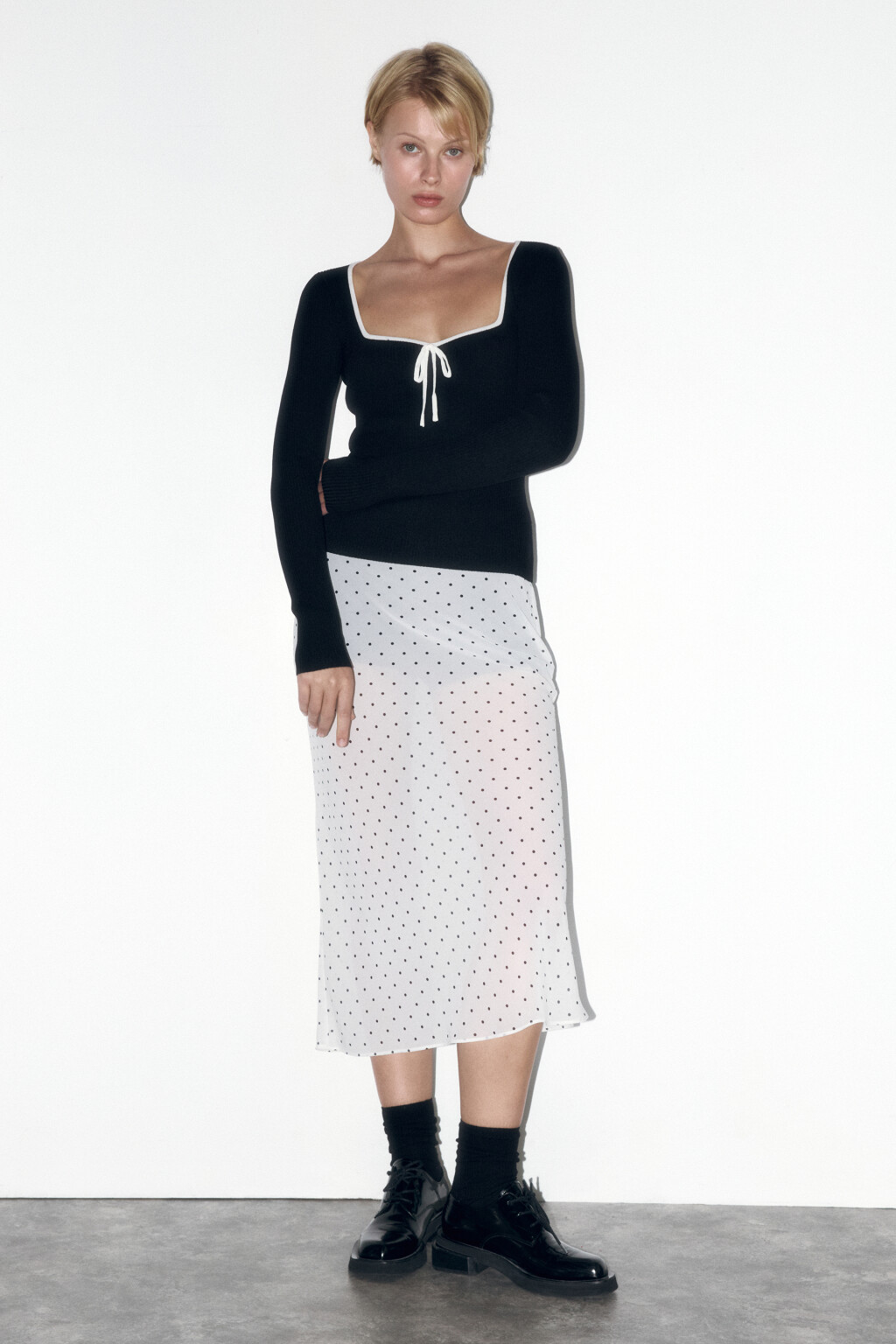 Лонгслив облегающий с фигурным вырезом и бантиком - цвет черный - 1