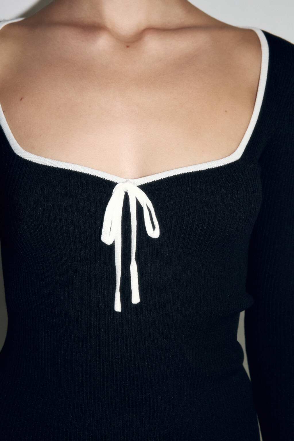 Лонгслив облегающий с фигурным вырезом и бантиком - цвет черный - 6