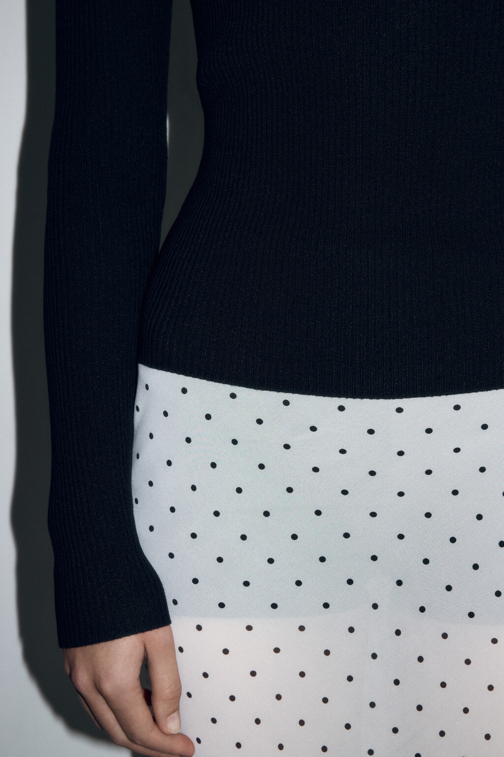 Лонгслив облегающий с фигурным вырезом и бантиком - цвет черный - 7