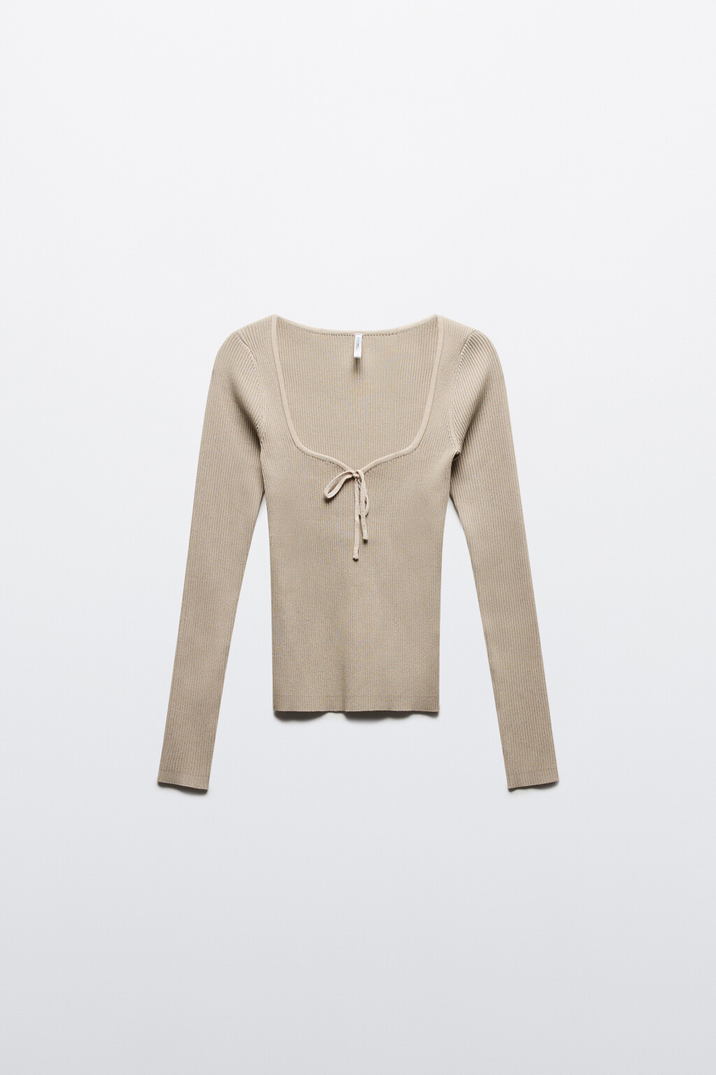 Лонгслив облегающий с фигурным вырезом и бантиком - цвет бежевый - 8