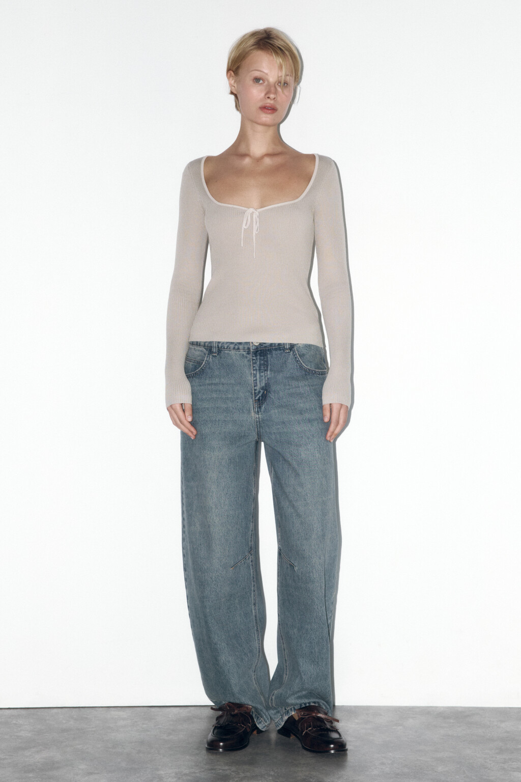 Лонгслив облегающий с фигурным вырезом и бантиком - цвет бежевый - 5