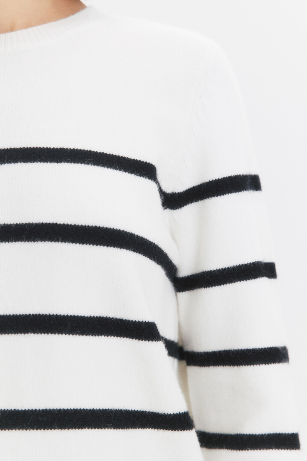 Джемпер свободный плотной вязки - цвет белый - 7