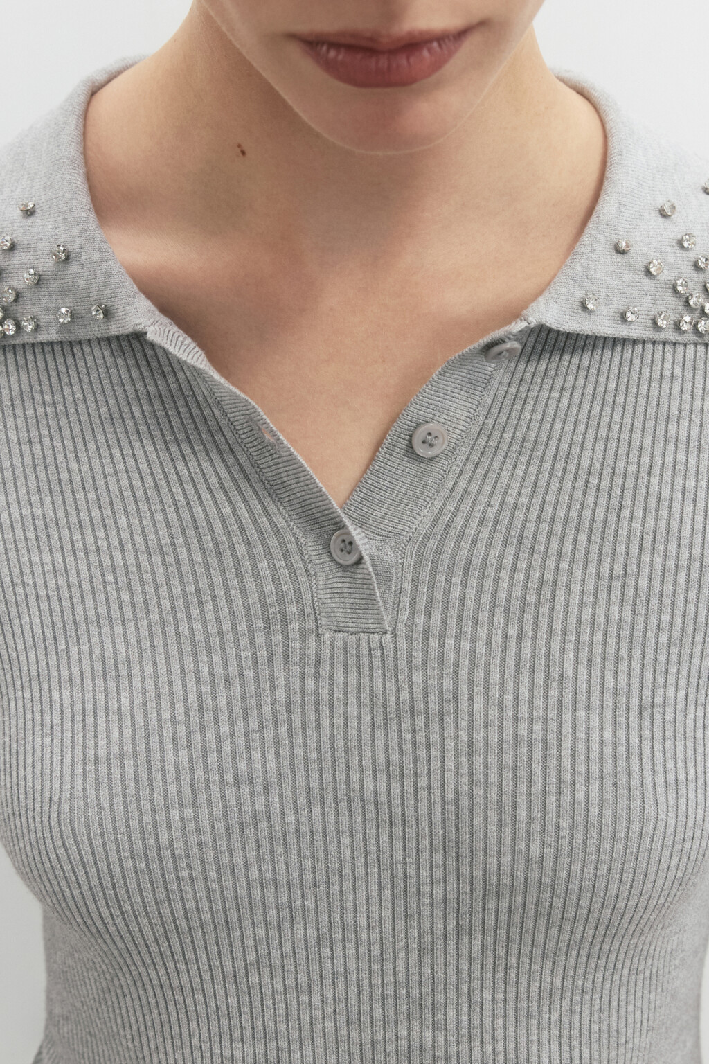 Джемпер-поло вязаный в рубчик со стразами - цвет серый - 8