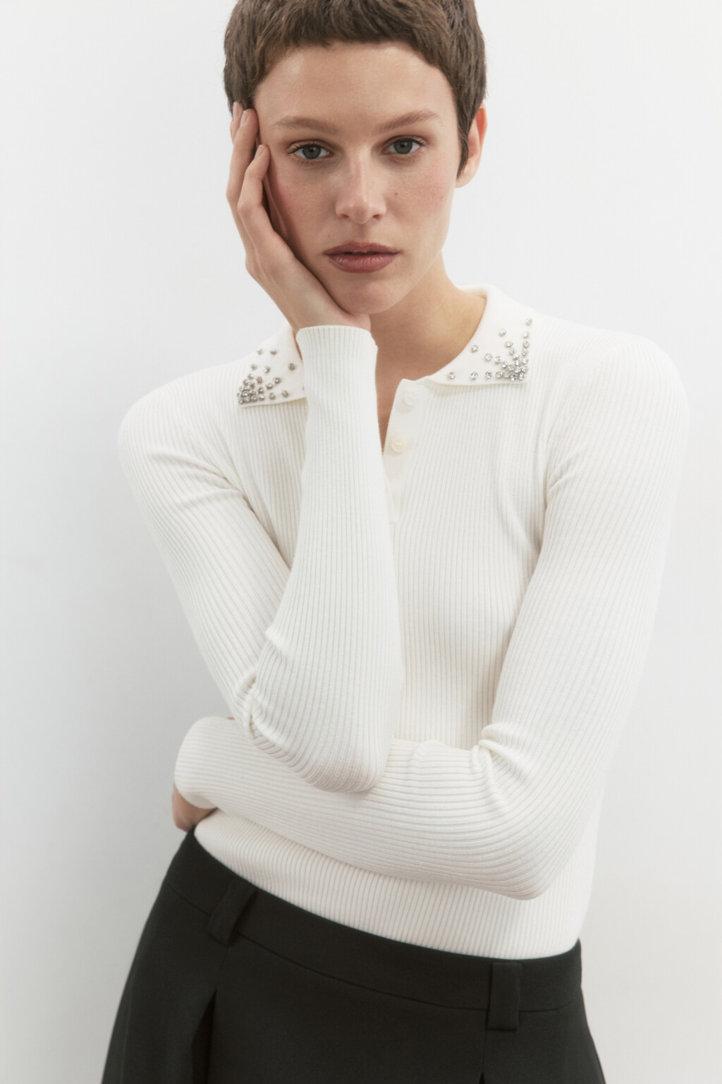 Джемпер-поло вязаный в рубчик со стразами - цвет молочный - 2