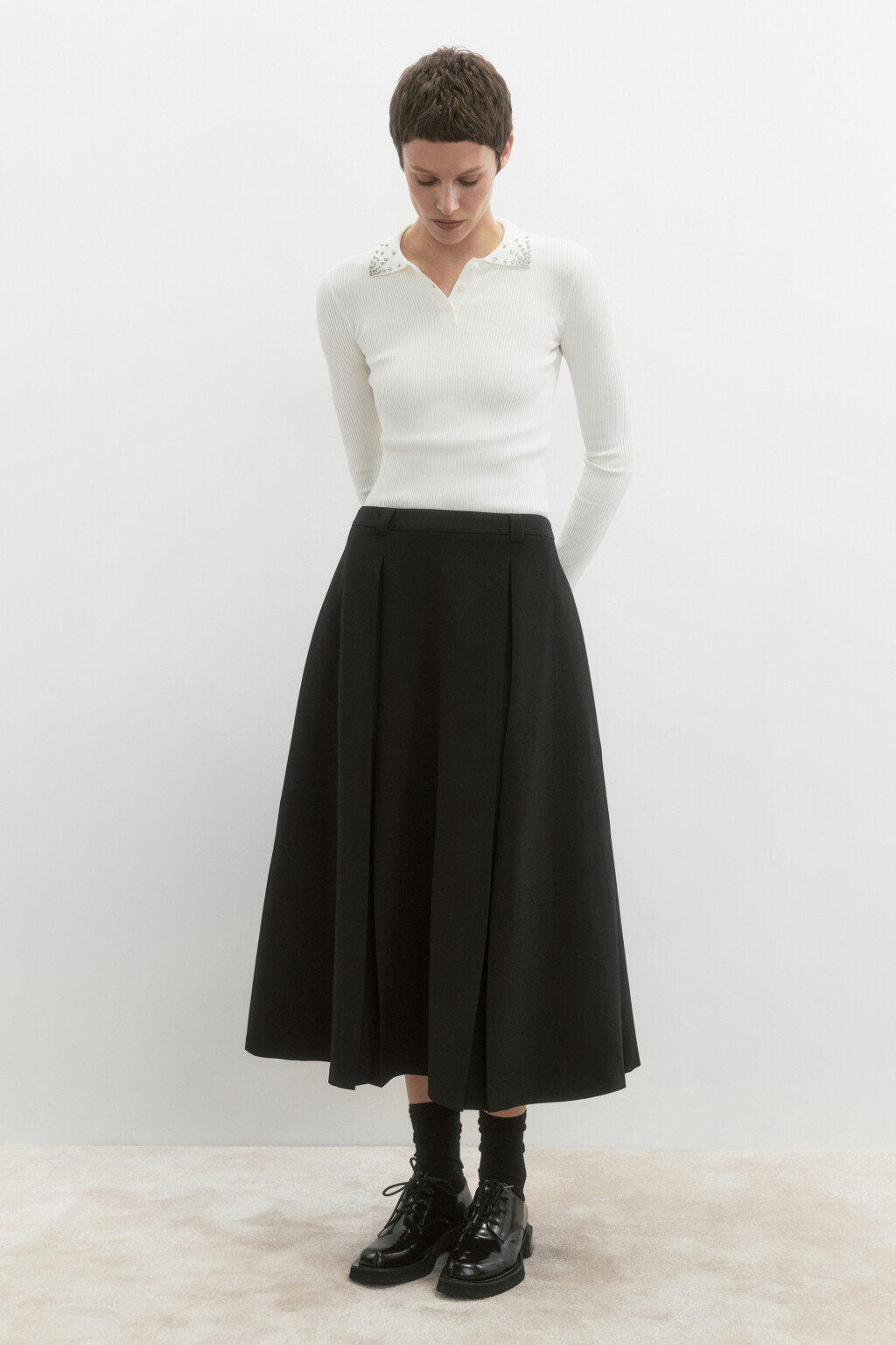 Джемпер-поло вязаный в рубчик со стразами - цвет молочный - 1