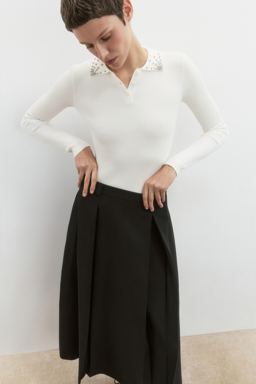 Джемпер-поло вязаный в рубчик со стразами - цвет молочный - 3