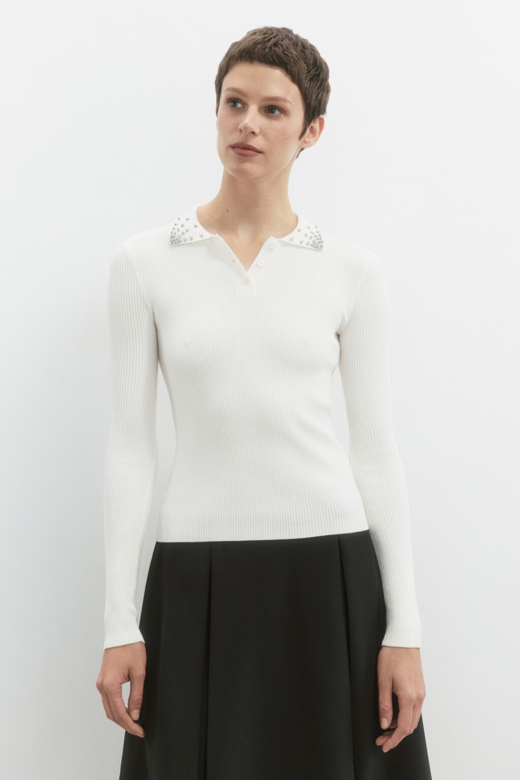 Джемпер-поло вязаный в рубчик со стразами - цвет молочный - 4