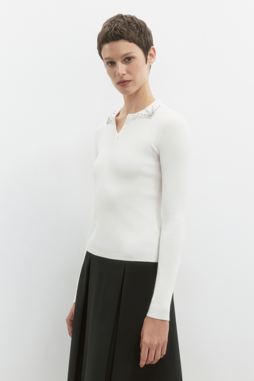 Джемпер-поло вязаный в рубчик со стразами - цвет молочный - 5