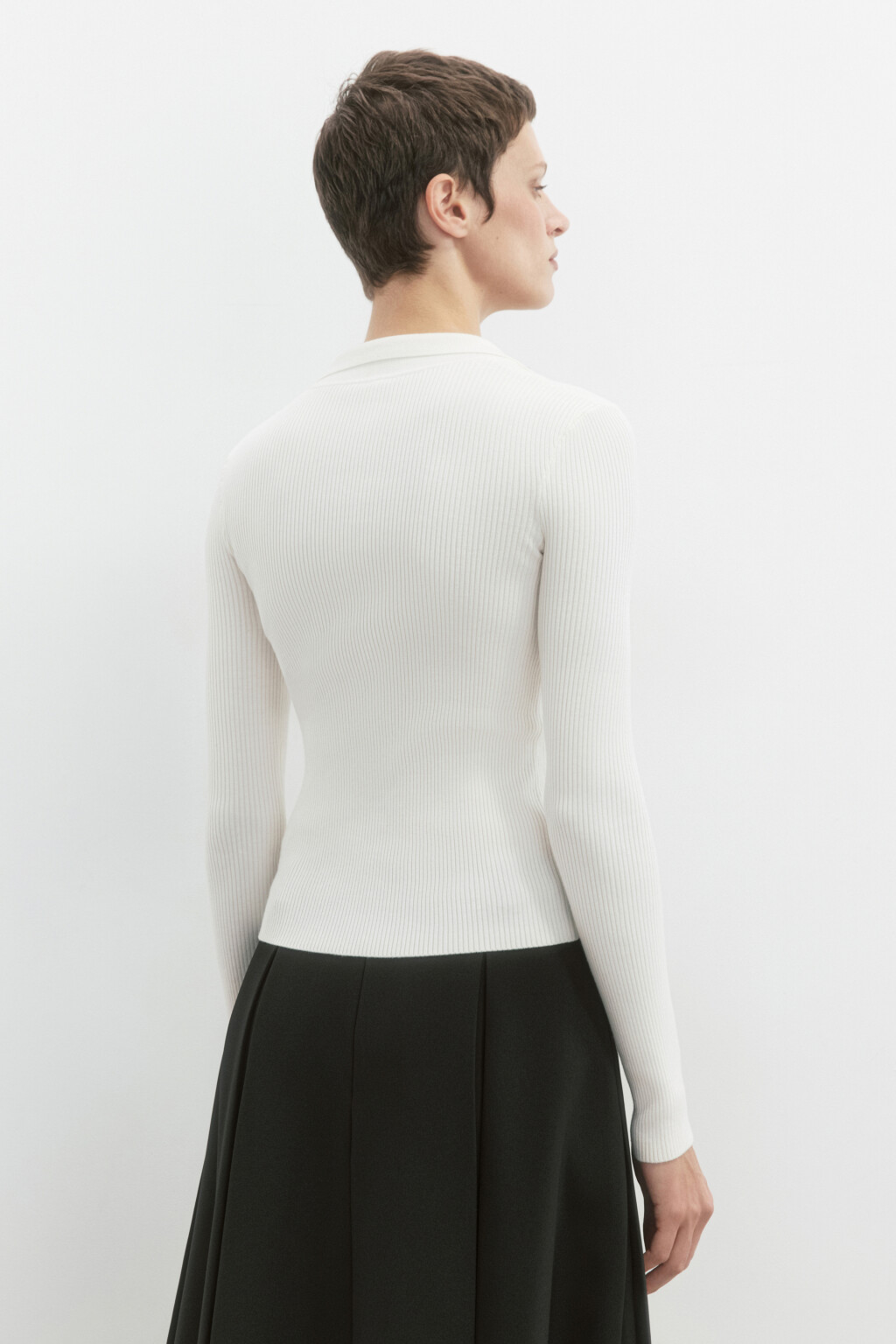 Джемпер-поло вязаный в рубчик со стразами - цвет молочный - 6