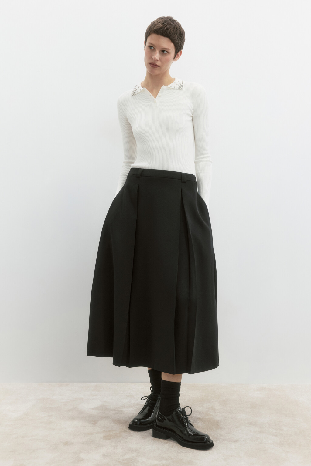 Джемпер-поло вязаный в рубчик со стразами - цвет молочный - 7