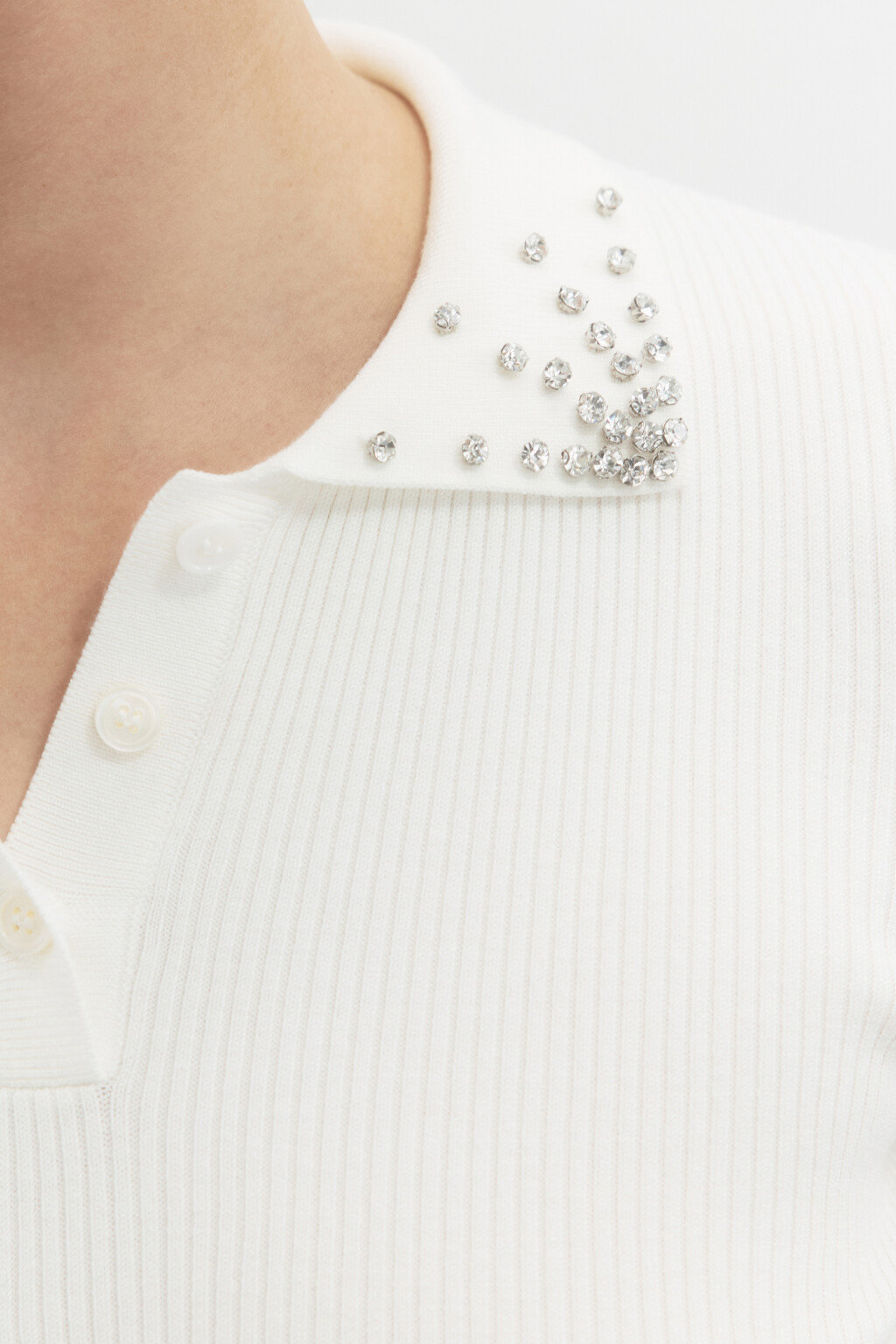 Джемпер-поло вязаный в рубчик со стразами - цвет молочный - 8