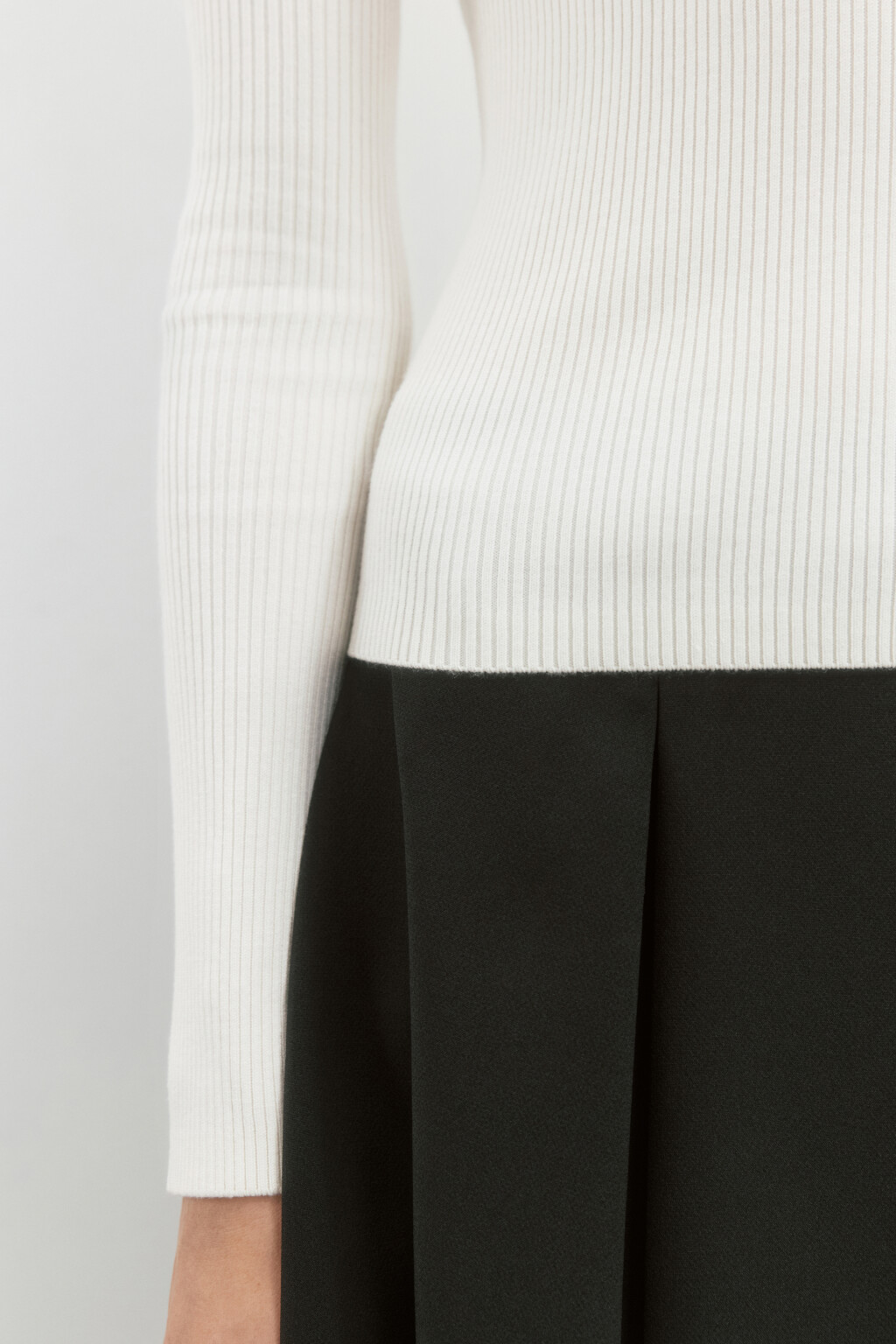 Джемпер-поло вязаный в рубчик со стразами - цвет молочный - 9