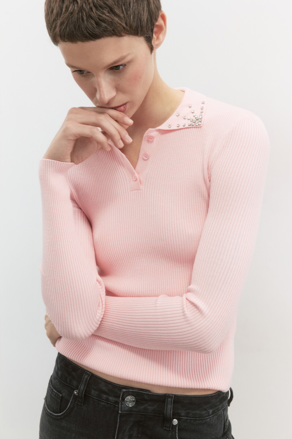 Джемпер-поло вязаный в рубчик со стразами - цвет розовый - 5