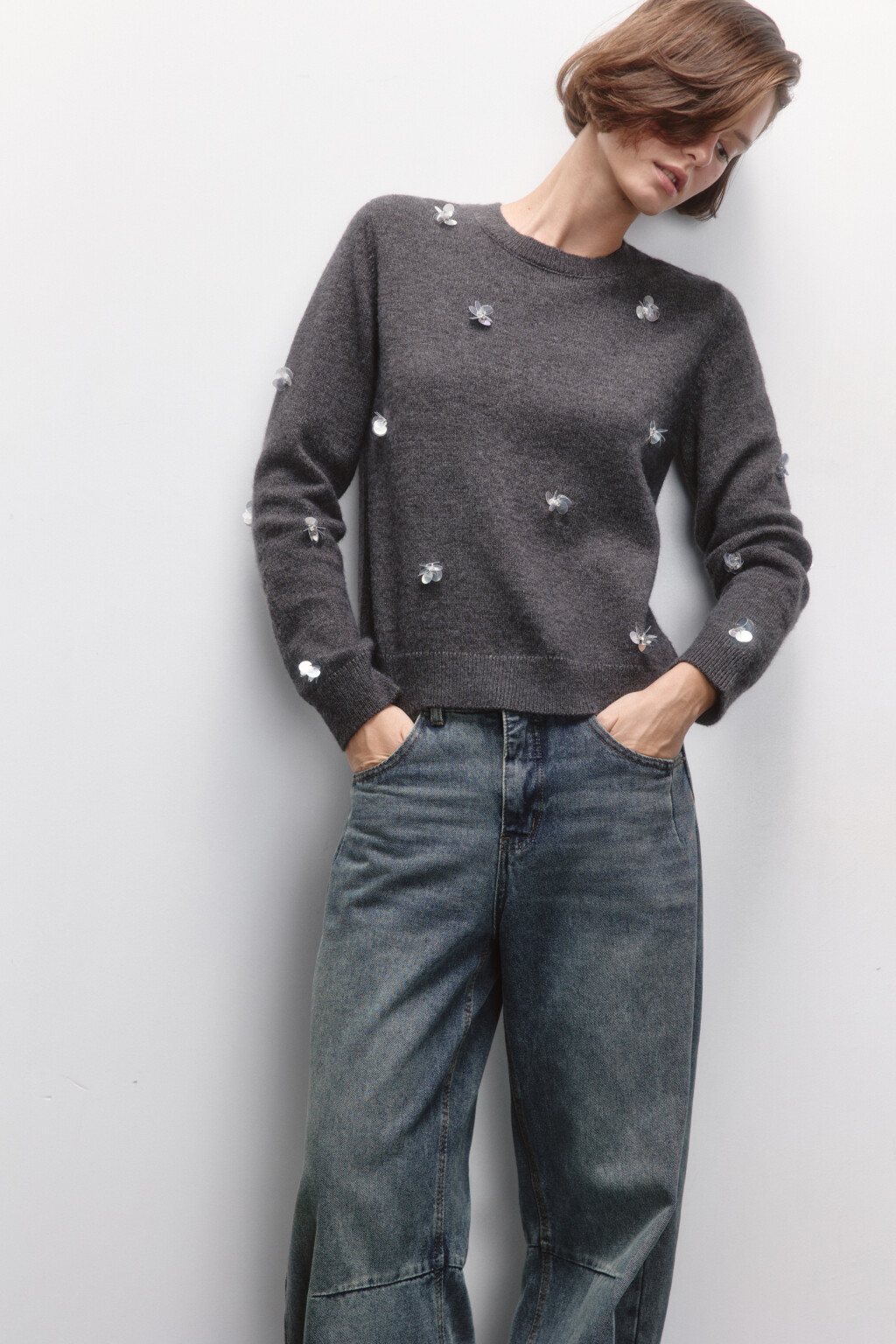 Джемпер вязаный с цветочками из пайеток - цвет серый - 1