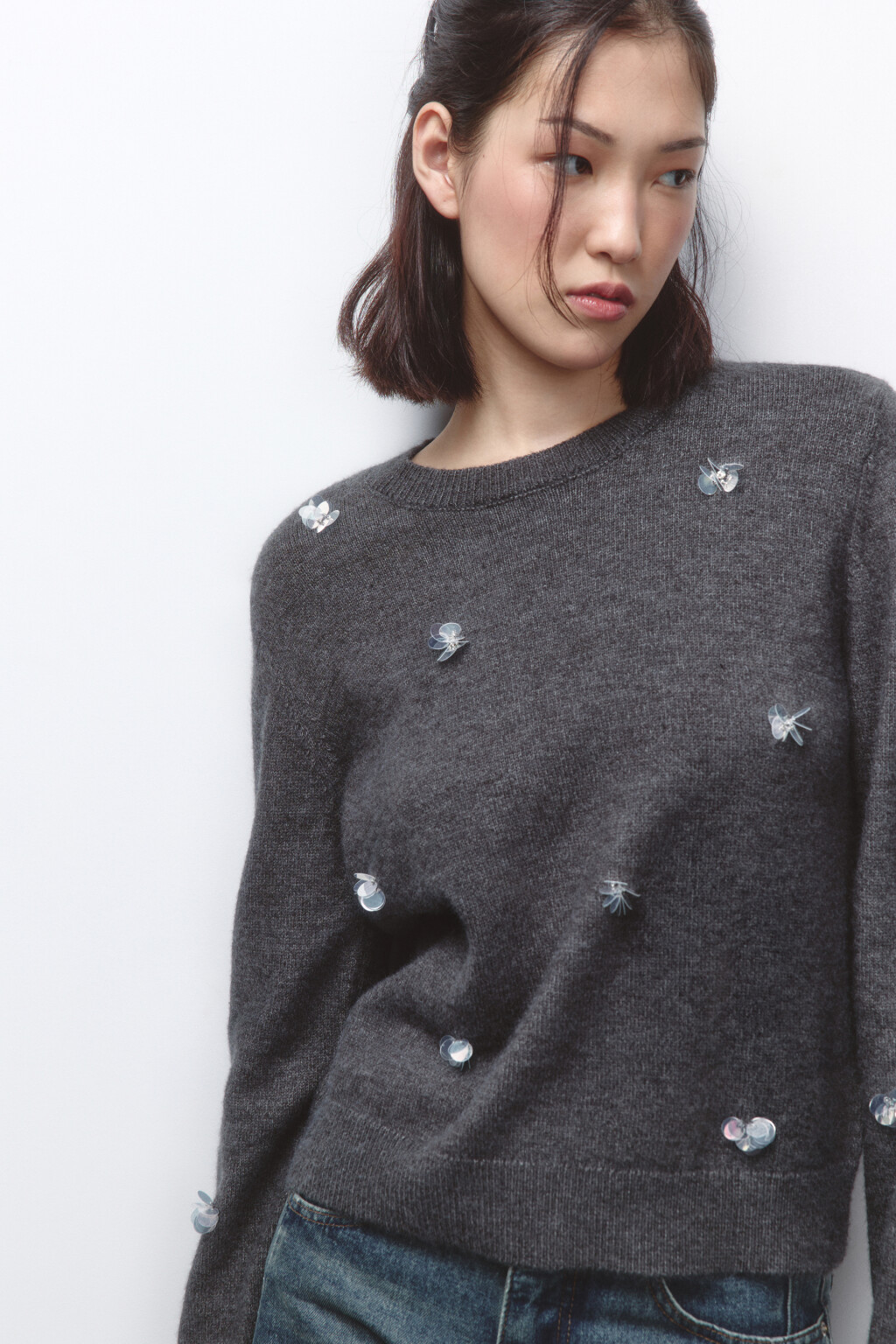 Джемпер вязаный с цветочками из пайеток - цвет серый - 9