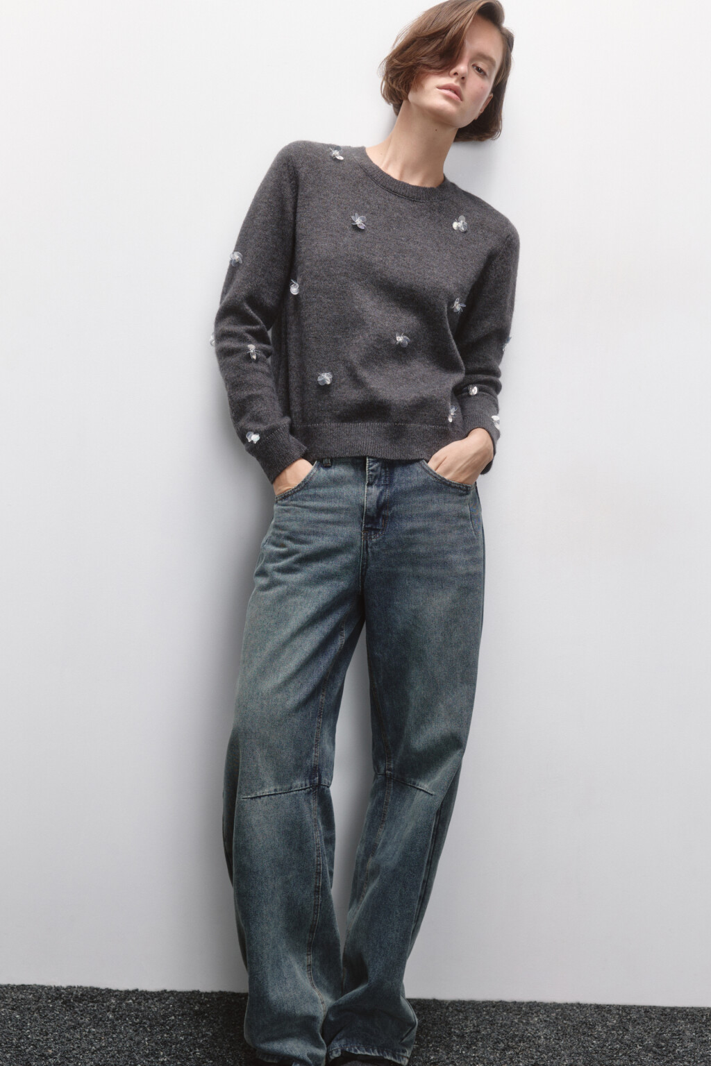 Джемпер вязаный с цветочками из пайеток - цвет серый - 2