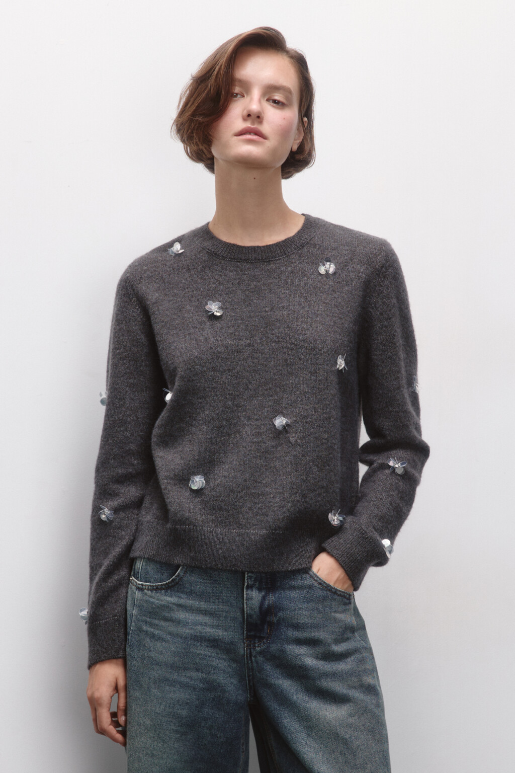 Джемпер вязаный с цветочками из пайеток - цвет серый - 3