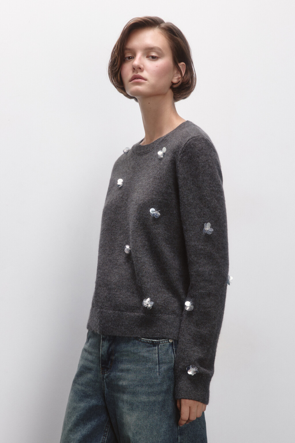 Джемпер вязаный с цветочками из пайеток - цвет серый - 4
