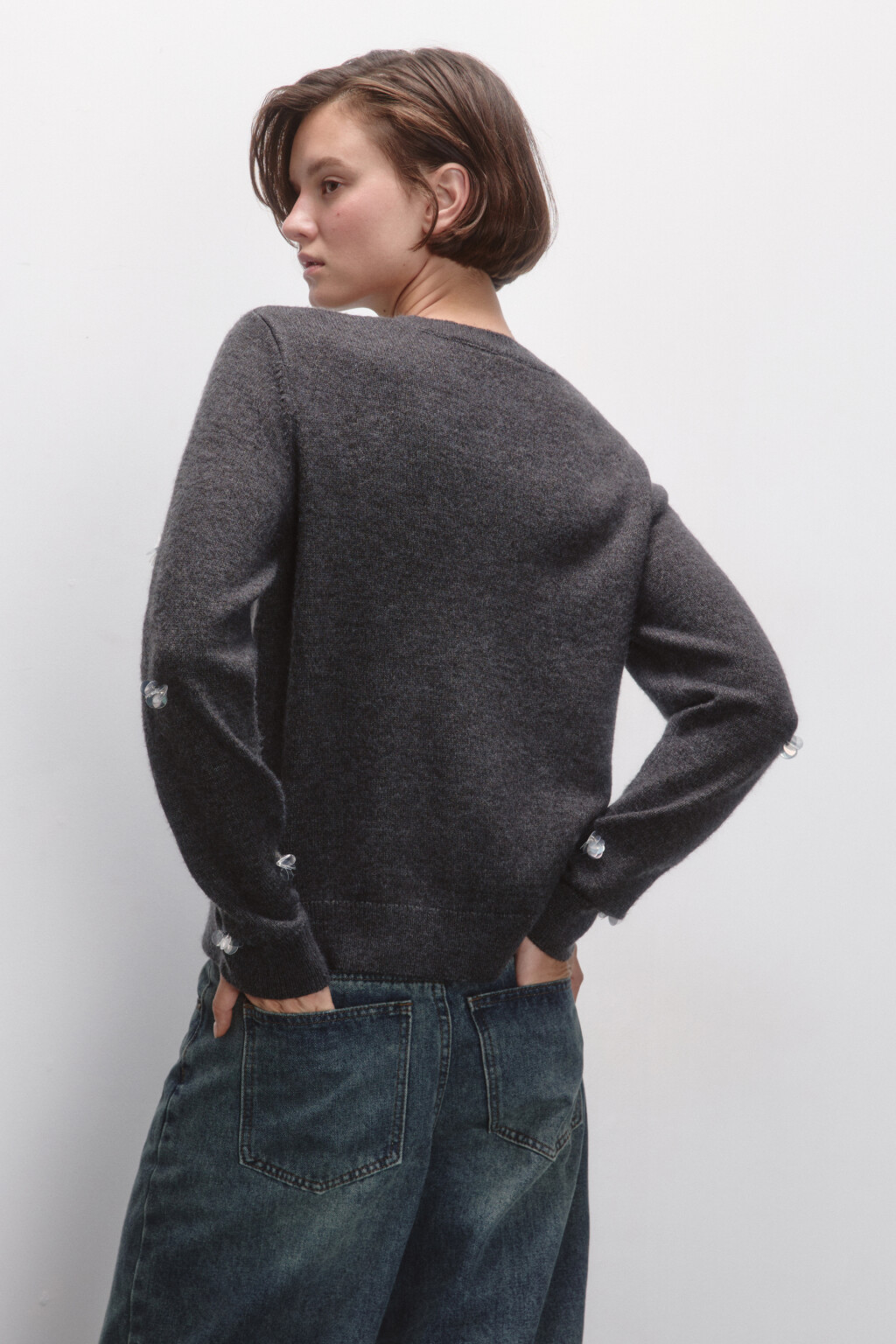 Джемпер вязаный с цветочками из пайеток - цвет серый - 5